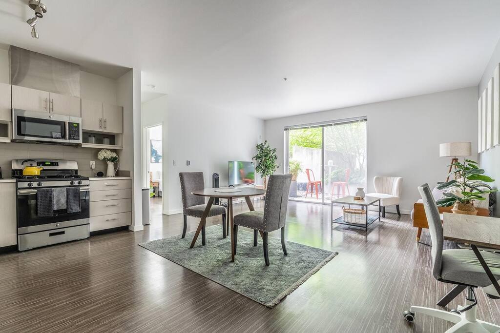 One Bedroom Luxury Apartment Seattle Exterior photo