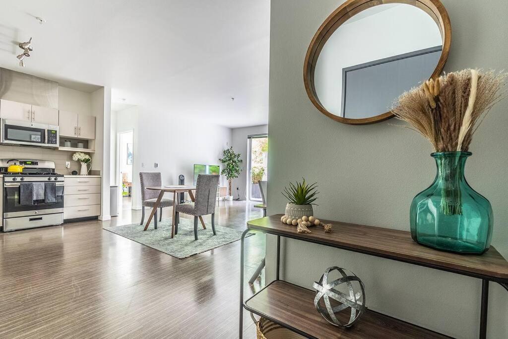 One Bedroom Luxury Apartment Seattle Exterior photo